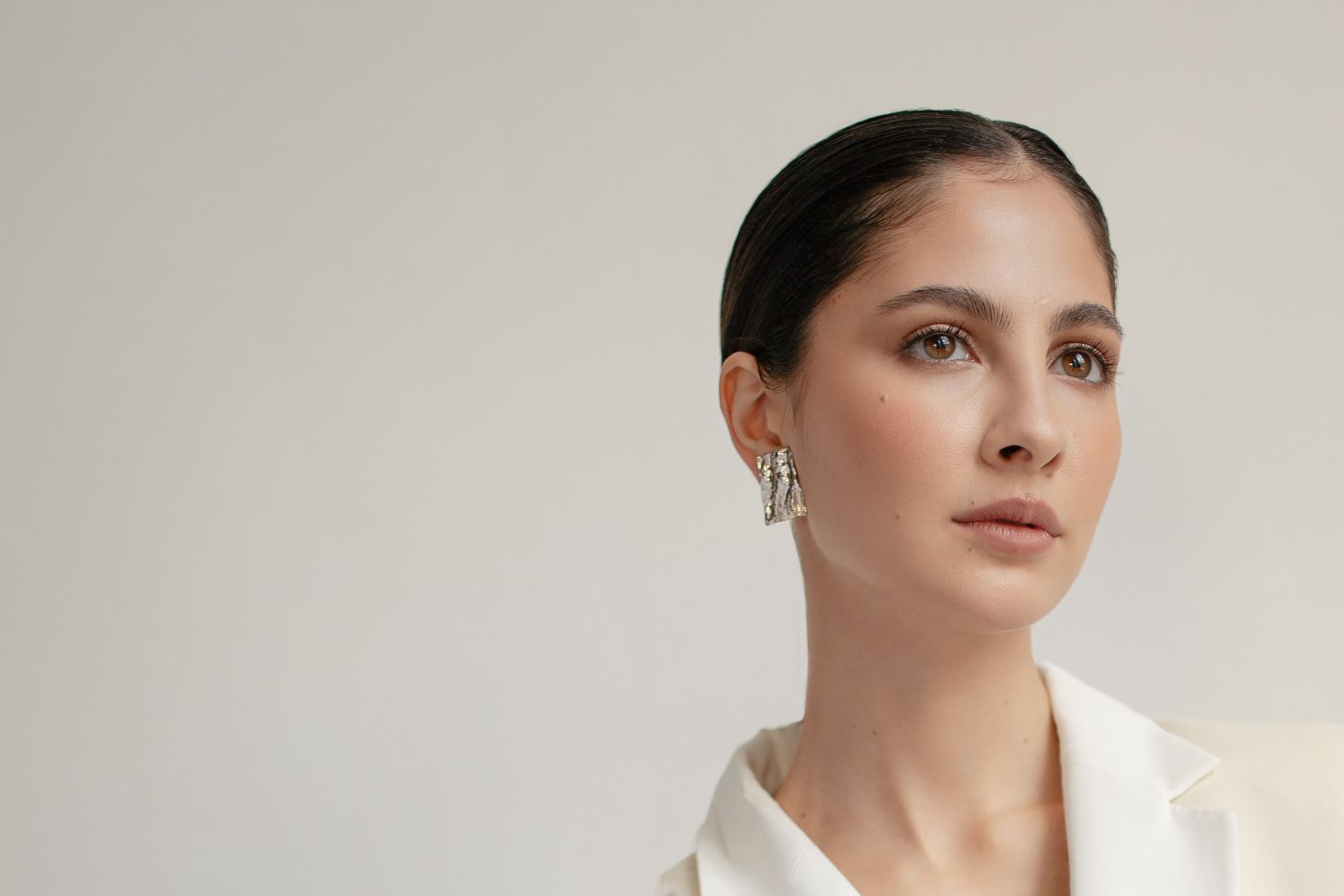 Bild einer brunetten Frau nach einer Gesichtsbehandlung